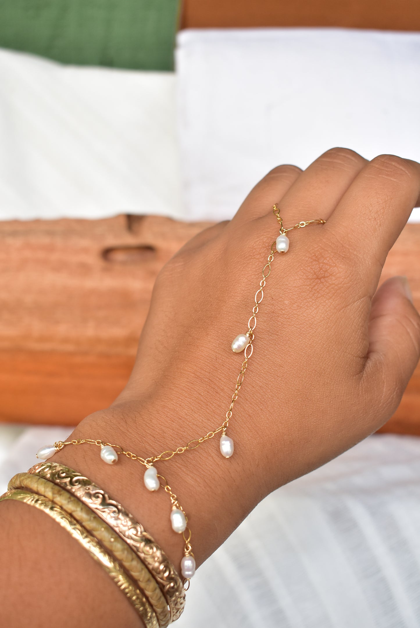 White freshwater handchain