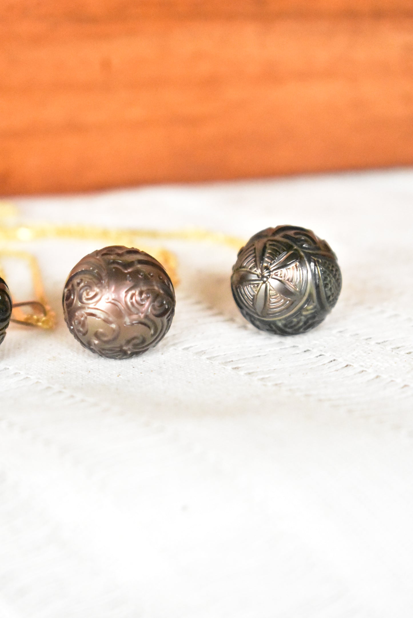 Carved Tahitian pearl pendant