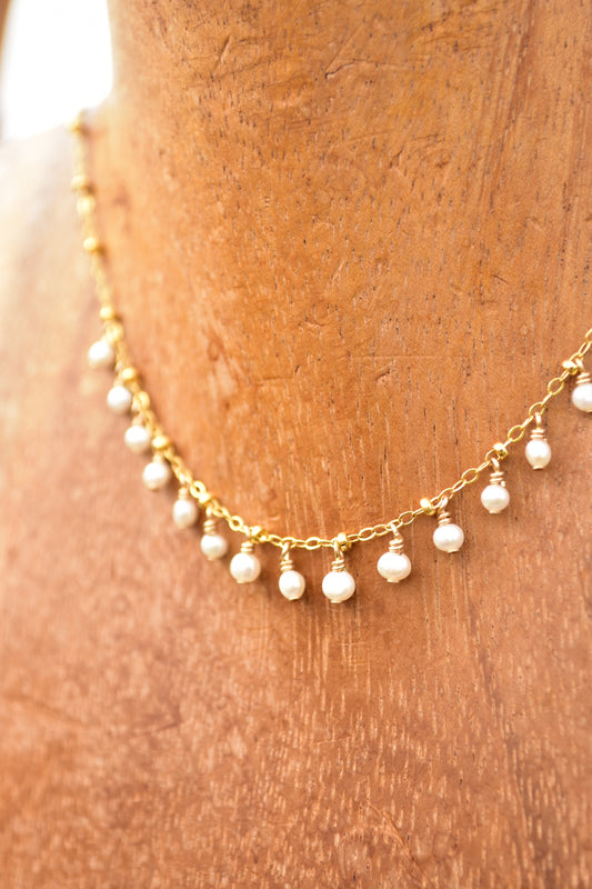 White freshwater necklace